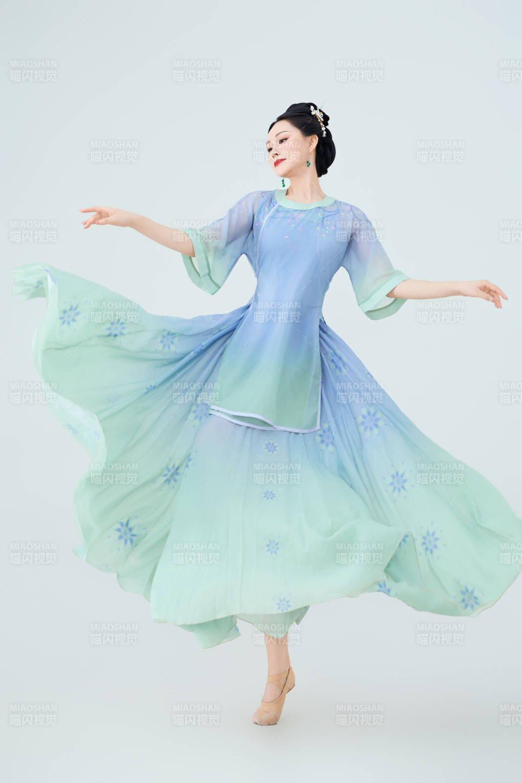 穿著中式古典服飾表演古典舞的美麗舞者