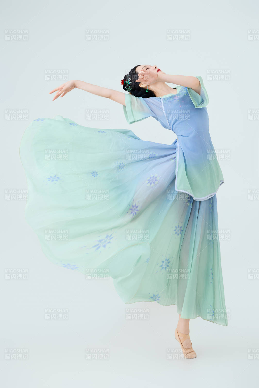 穿著中式古典服飾表演古典舞的美麗舞者