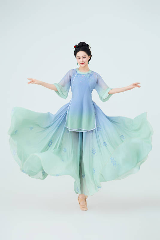 穿著中式古典服飾表演古典舞的美麗舞者