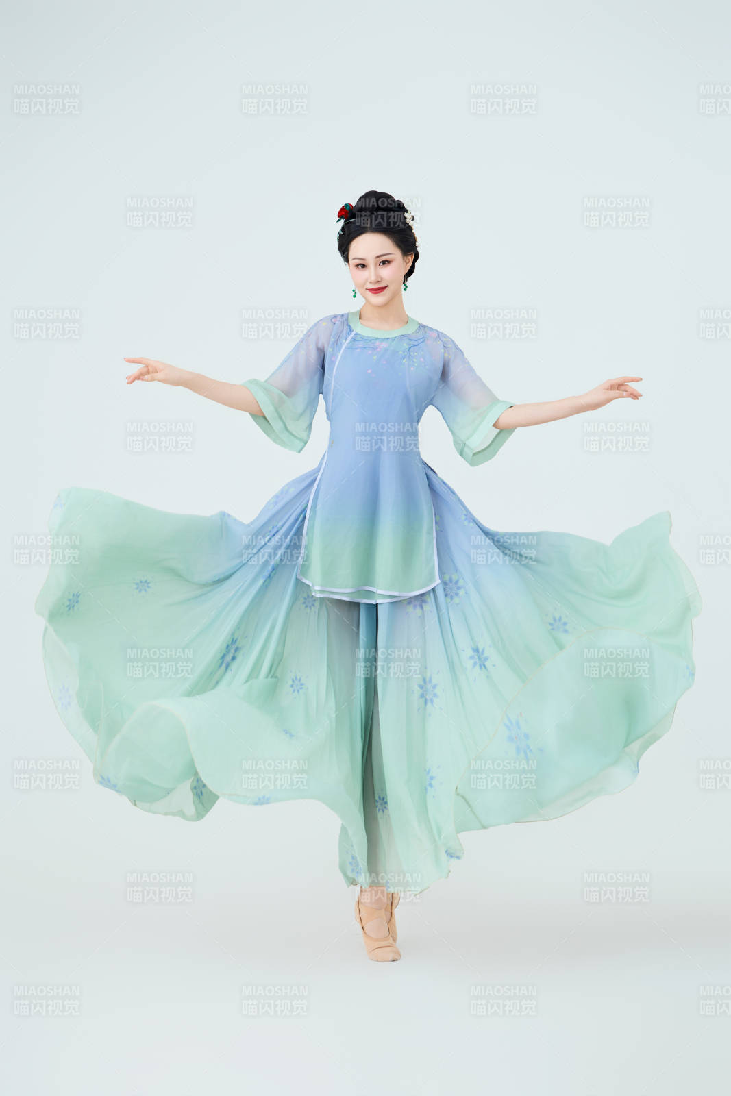 穿着中式古典服饰表演古典舞的美丽舞者