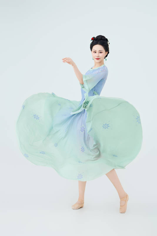 穿着中式古典服饰表演古典舞的美丽舞者