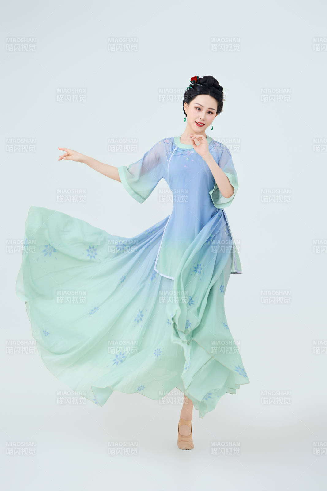 穿著中式古典服飾表演古典舞的美麗舞者-攝影圖