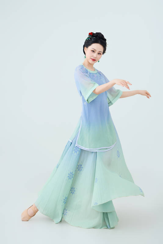 穿着中式古典服饰表演古典舞的美丽舞者