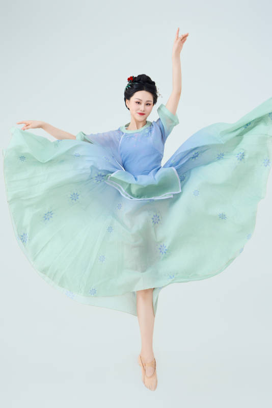 穿着中式古典服饰表演古典舞的美丽舞者