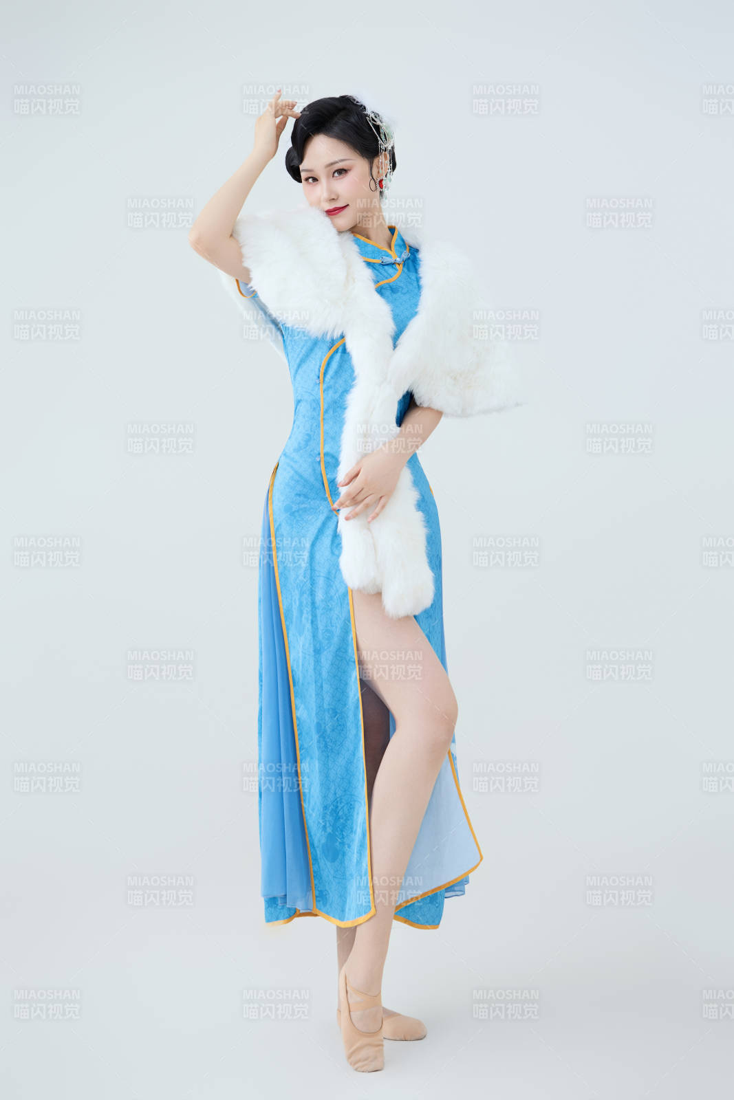 穿著中國中式旗袍表演舞蹈的美麗舞者