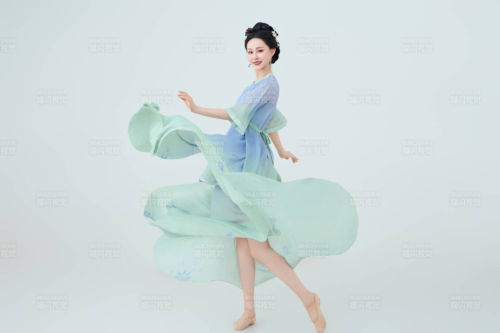 穿着中式古典服饰表演古典舞的美丽舞者