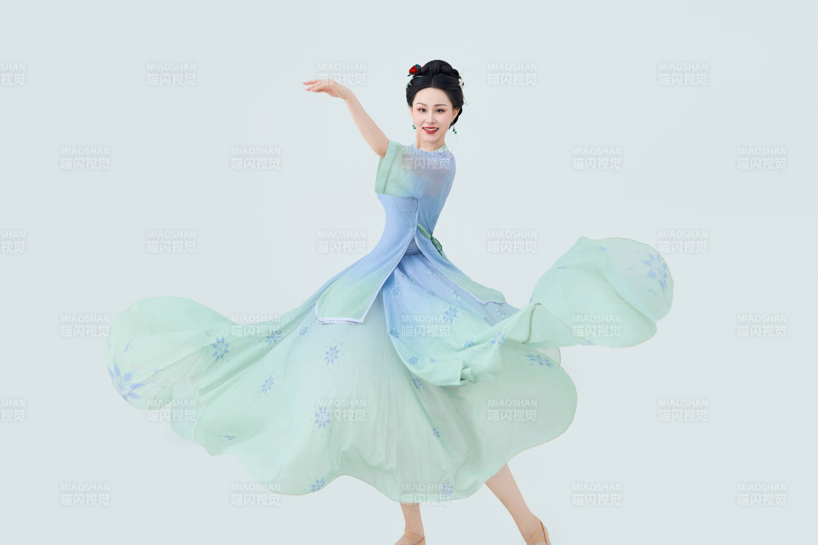 穿著中式古典服飾表演古典舞的美麗舞者