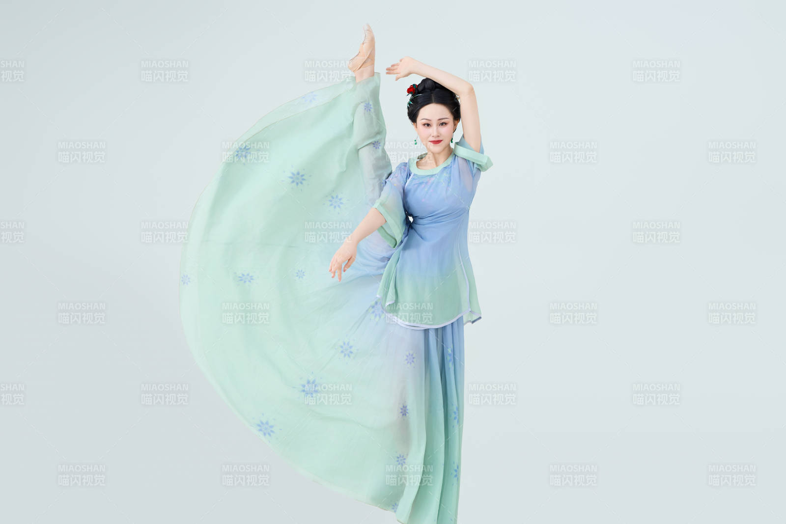 穿着中式古典服饰表演古典舞的美丽舞者