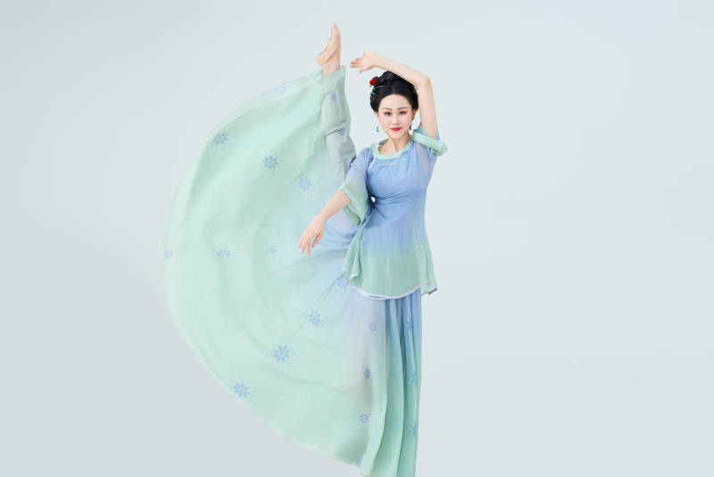 穿着中式古典服饰表演古典舞的美丽舞者