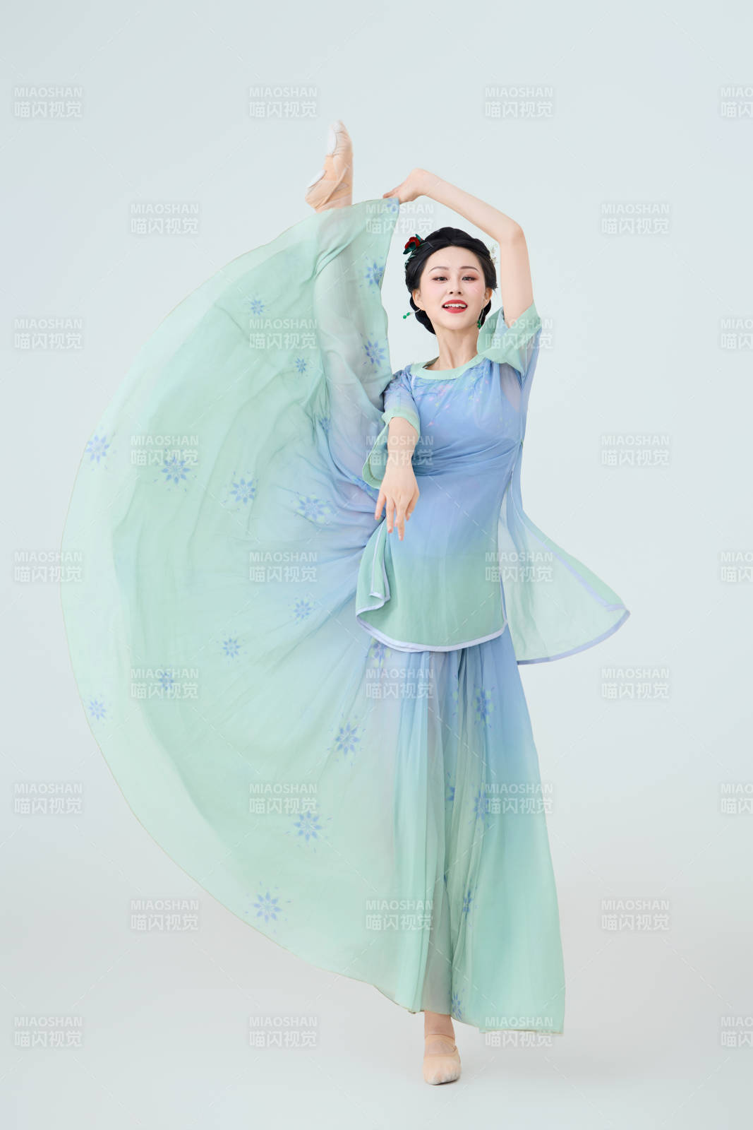 穿著中式古典服飾表演古典舞的美麗舞者