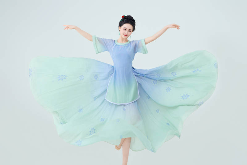 穿着中式古典服饰表演古典舞的美丽舞者