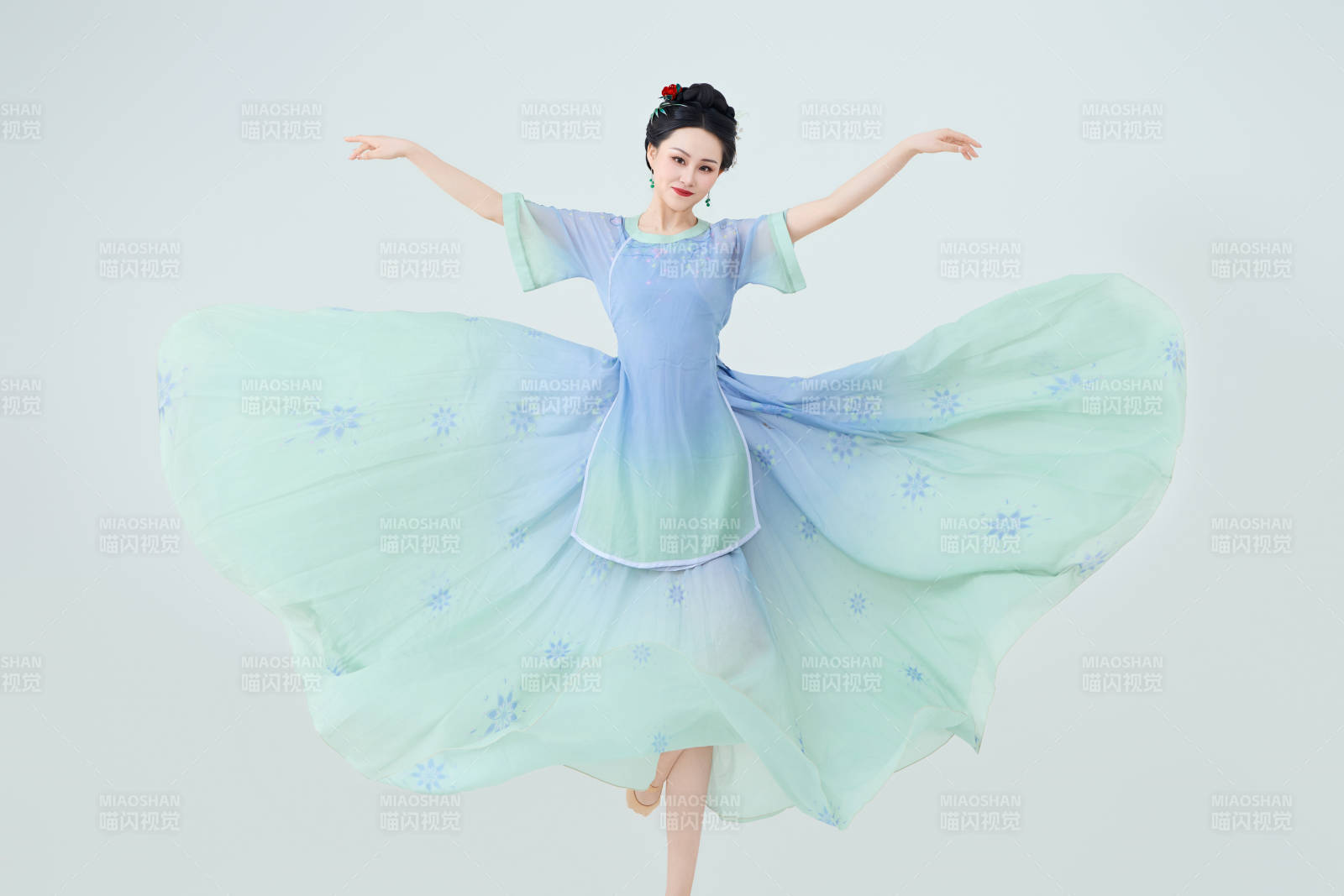 穿着中式古典服饰表演古典舞的美丽舞者