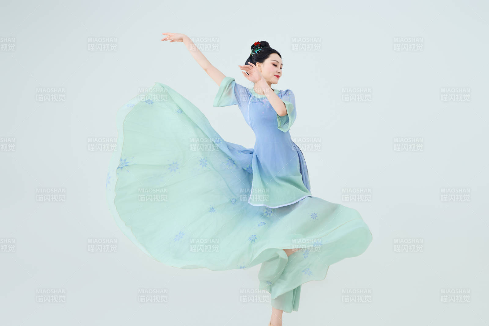 穿著中式古典服飾表演古典舞的美麗舞者