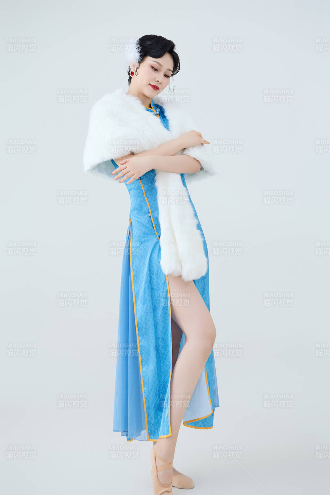 穿着中国中式旗袍表演舞蹈的美丽舞者