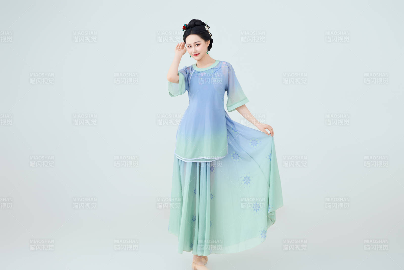 穿著中式古典服飾表演古典舞的美麗舞者-攝影圖