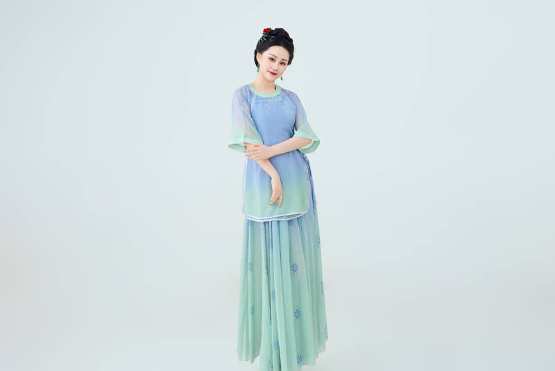 穿着中式古典服饰表演古典舞的美丽舞者