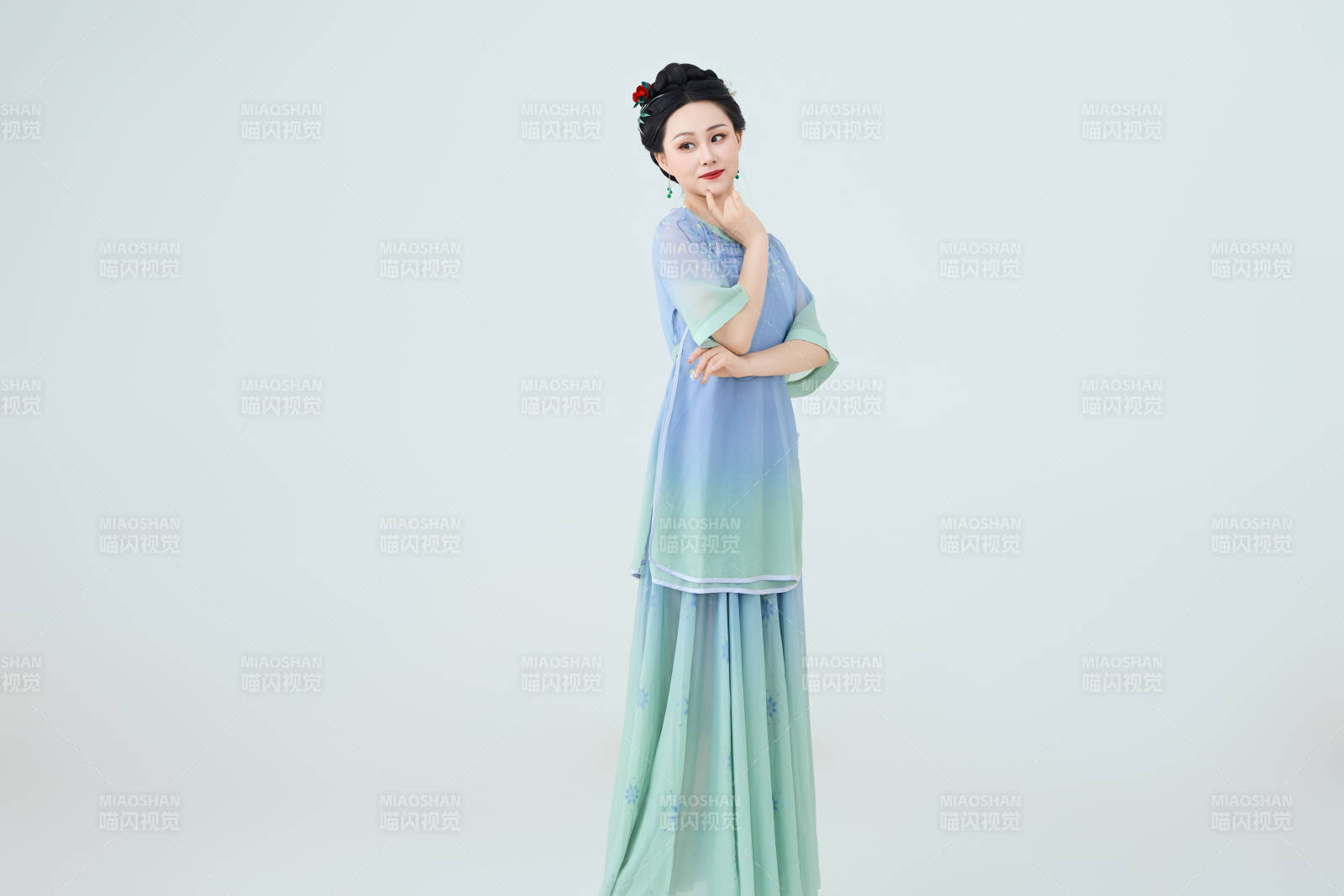 穿着中式古典服饰表演古典舞的美丽舞者