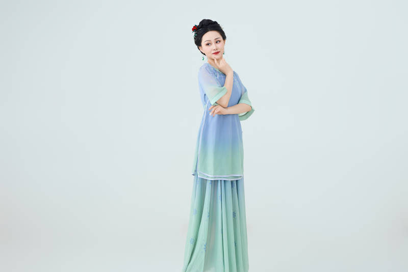 穿着中式古典服饰表演古典舞的美丽舞者