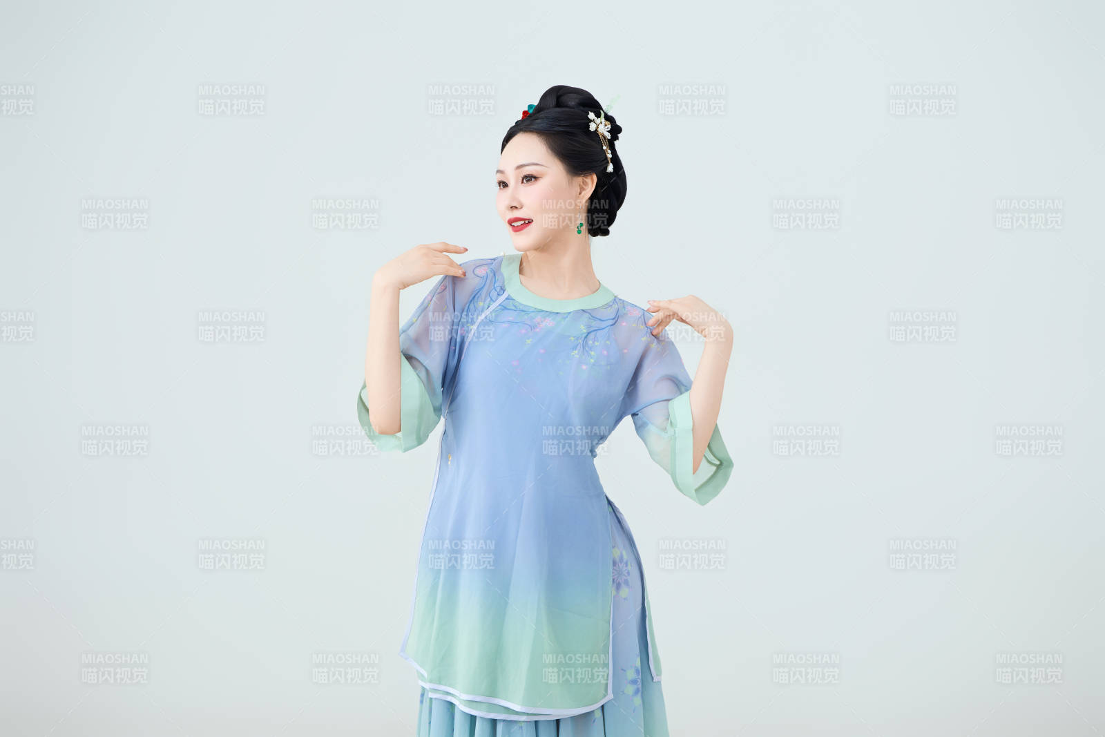 穿着中式古典服饰表演古典舞的美丽舞者