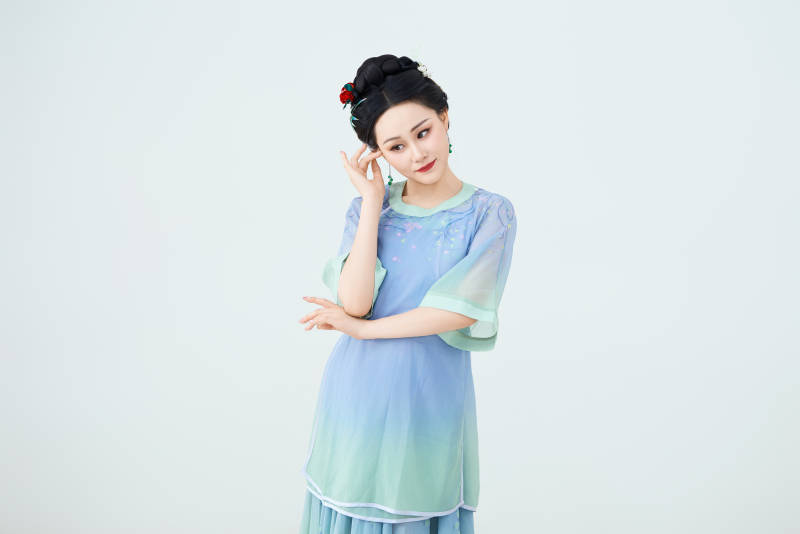 穿着中式古典服饰表演古典舞的美丽舞者