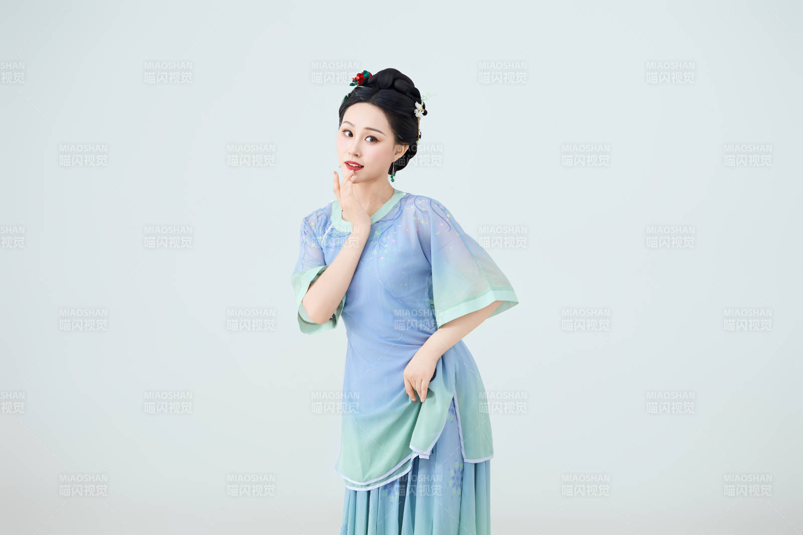 穿着中式古典服饰表演古典舞的美丽舞者