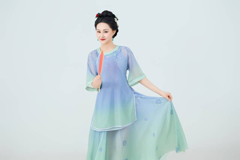 穿著中式古典服飾表演古典舞的美麗舞者