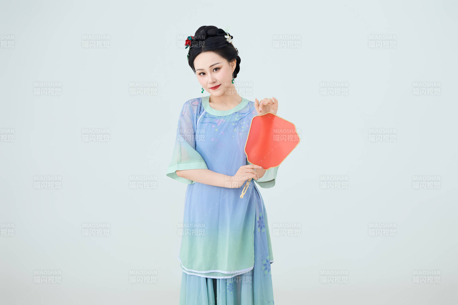 穿着中式古典服饰表演古典舞的美丽舞者