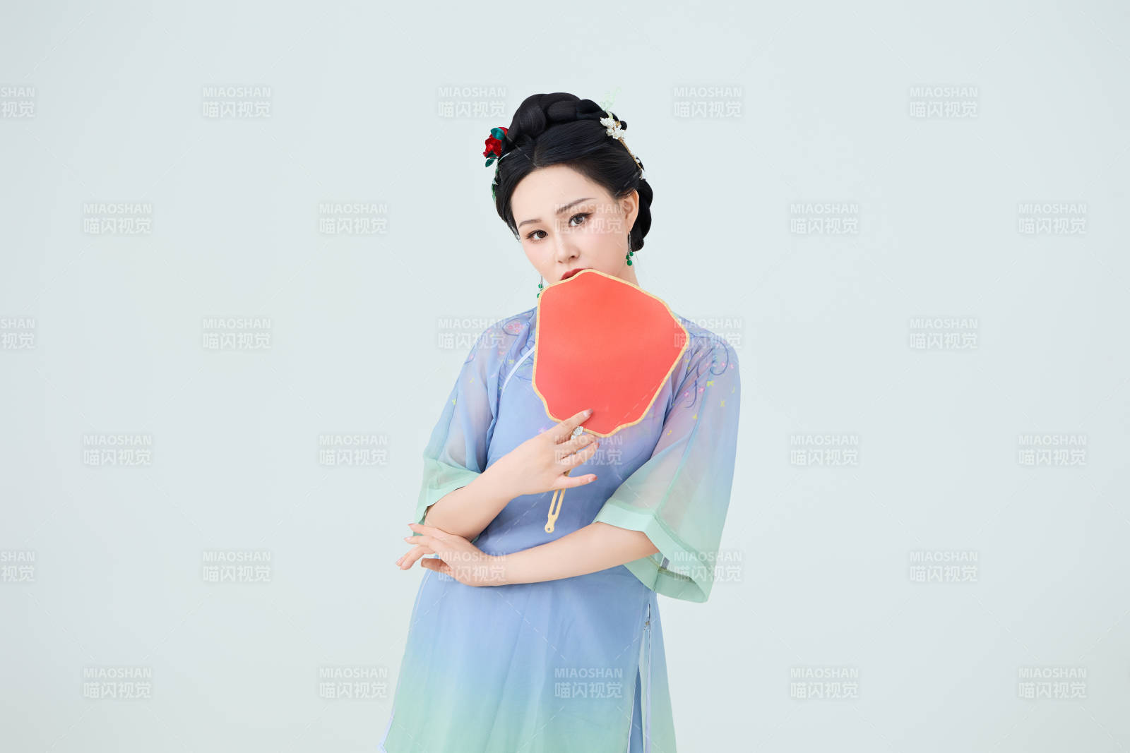 穿着中式古典服饰表演古典舞的美丽舞者