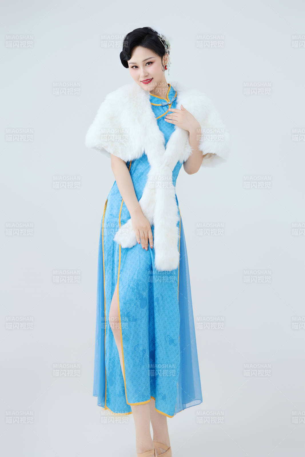 穿着中国中式旗袍表演舞蹈的美丽舞者