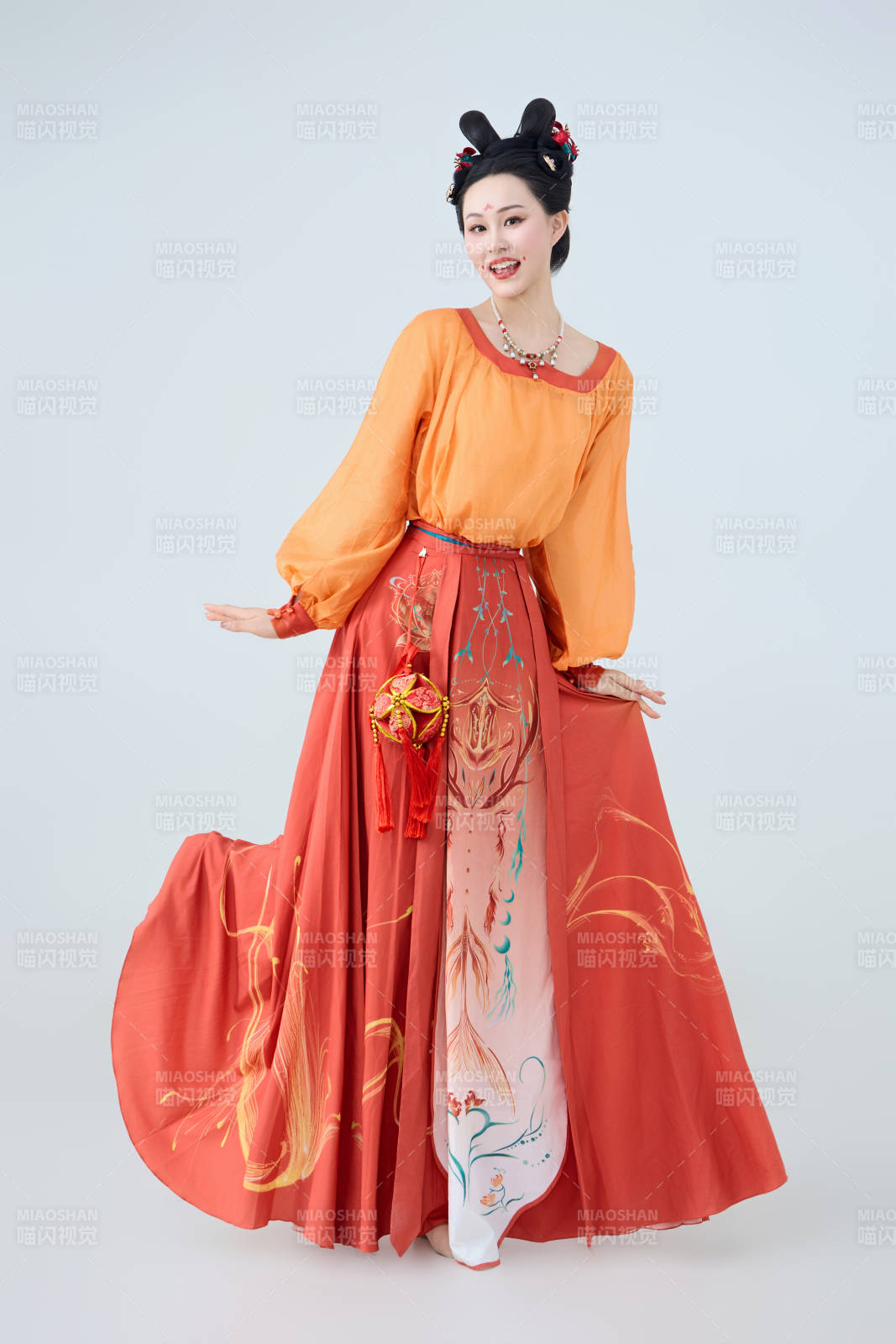 穿着古代唐朝服饰妆造表演古典舞的美丽舞者