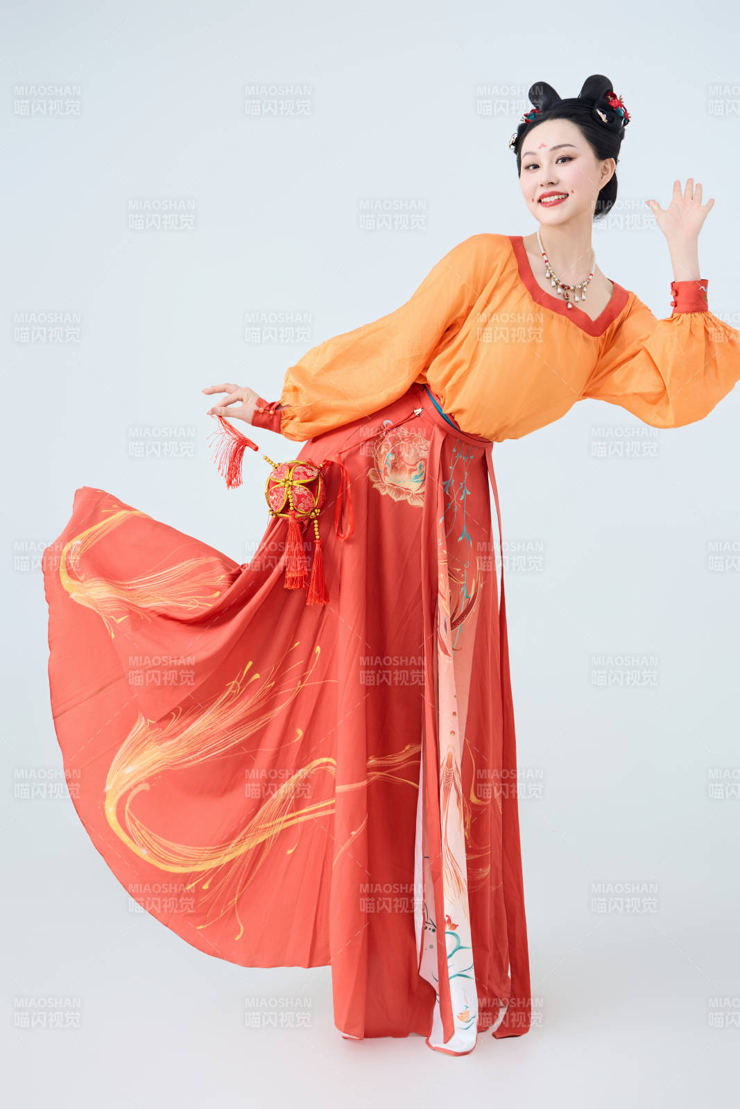 穿着古代唐朝服饰妆造表演古典舞的美丽舞者