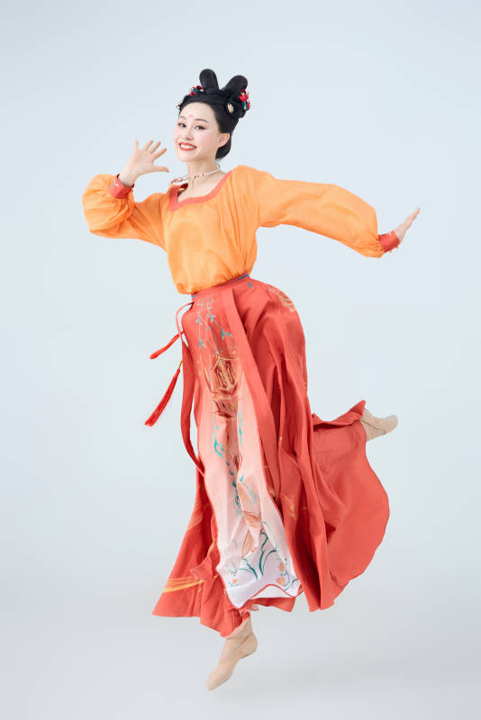 穿着古代唐朝服饰妆造表演古典舞的美丽舞者