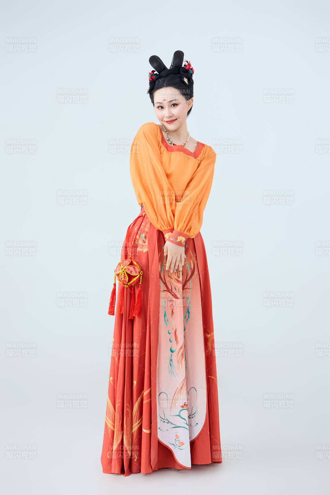 穿着古代唐朝服饰妆造表演古典舞的美丽舞者