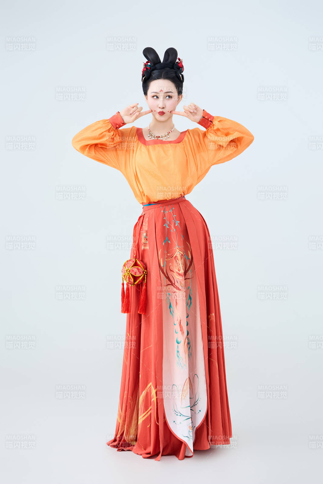 穿着古代唐朝服饰妆造表演古典舞的美丽舞者