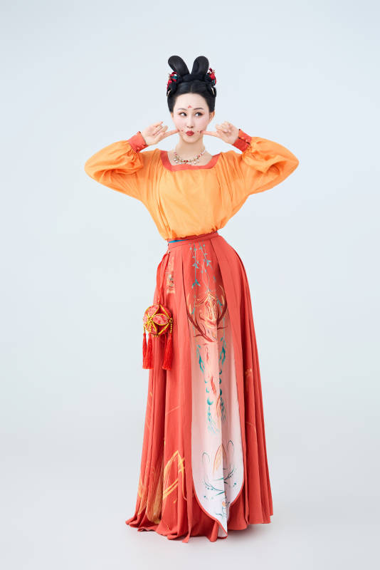 穿着古代唐朝服饰妆造表演古典舞的美丽舞者