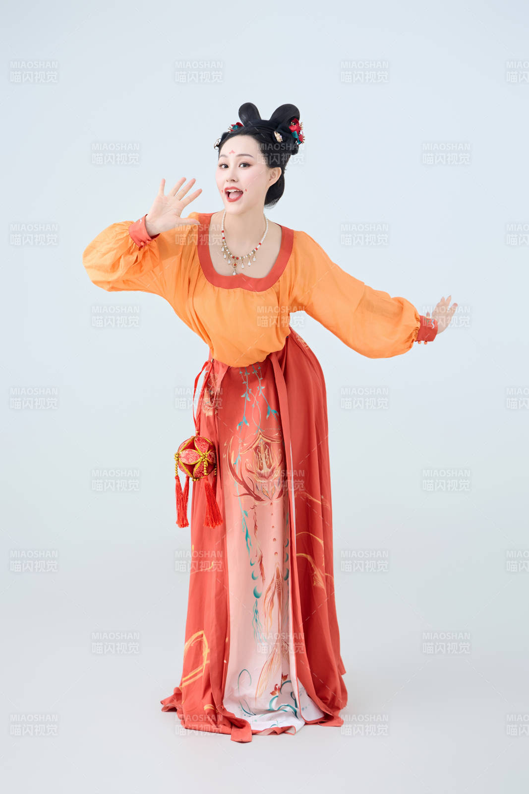 穿着古代唐朝服饰妆造表演古典舞的美丽舞者