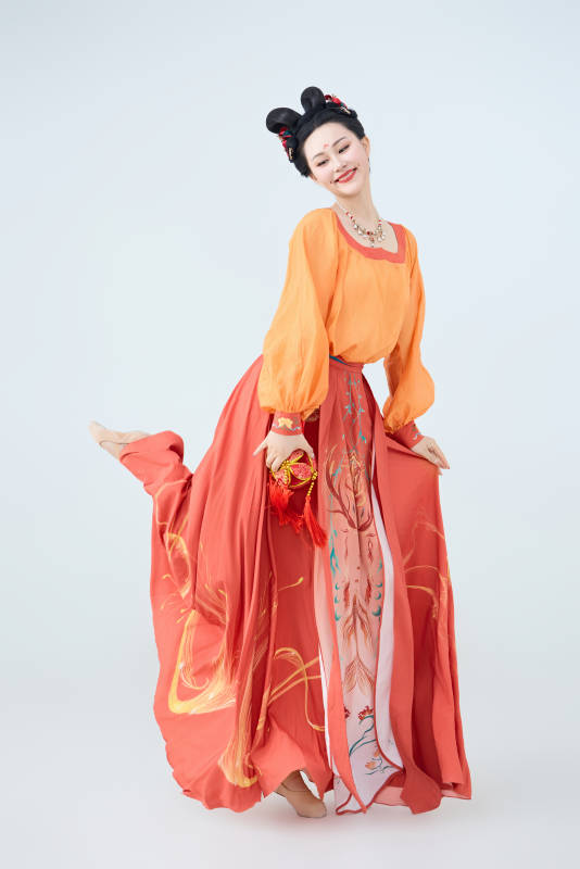 穿着古代唐朝服饰妆造表演古典舞的美丽舞者