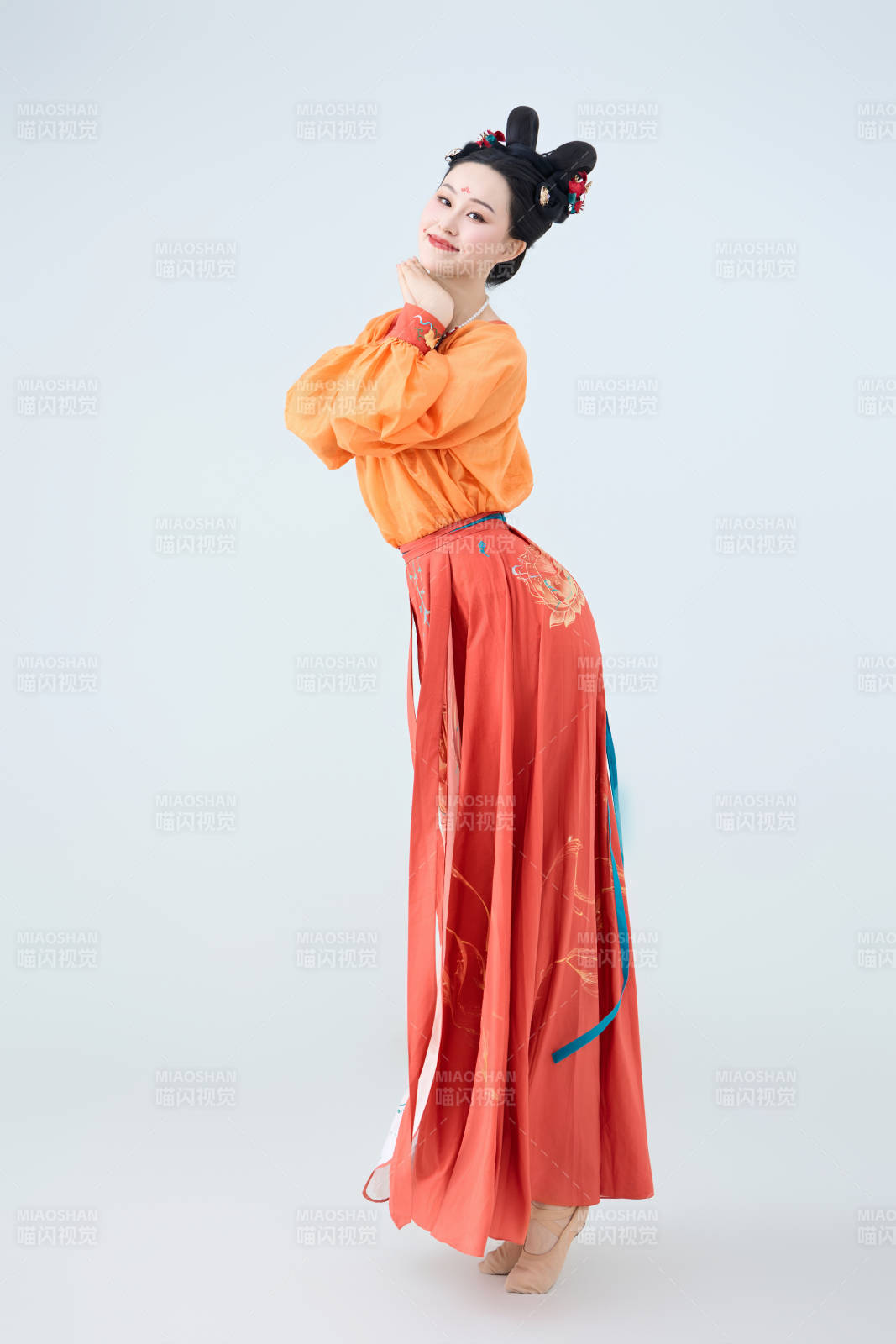 穿着古代唐朝服饰妆造表演古典舞的美丽舞者