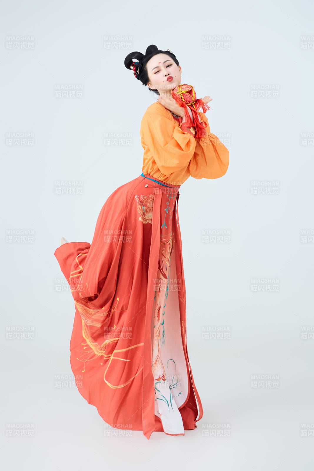 穿着古代唐朝服饰妆造表演古典舞的美丽舞者