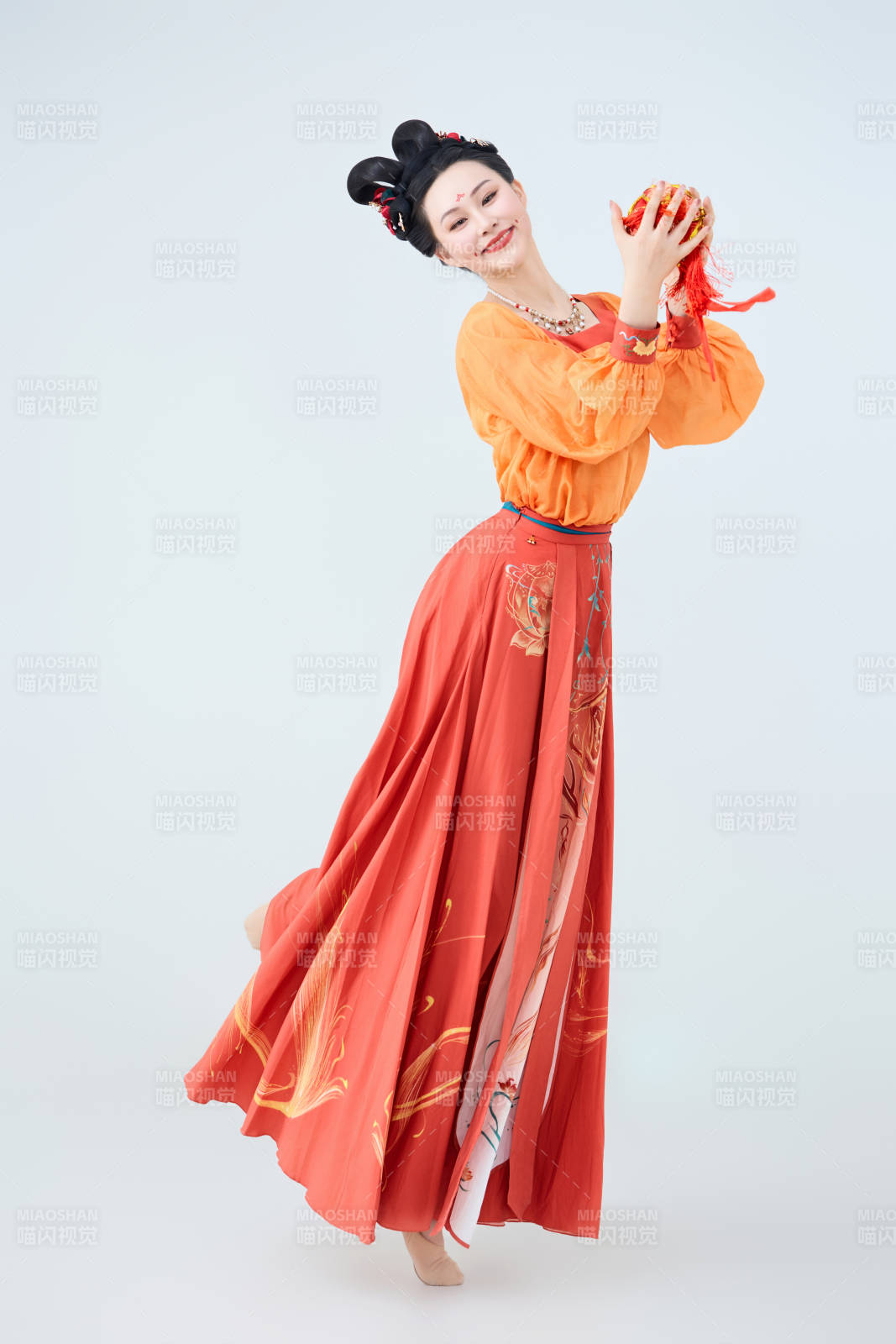 穿着古代唐朝服饰妆造表演古典舞的美丽舞者