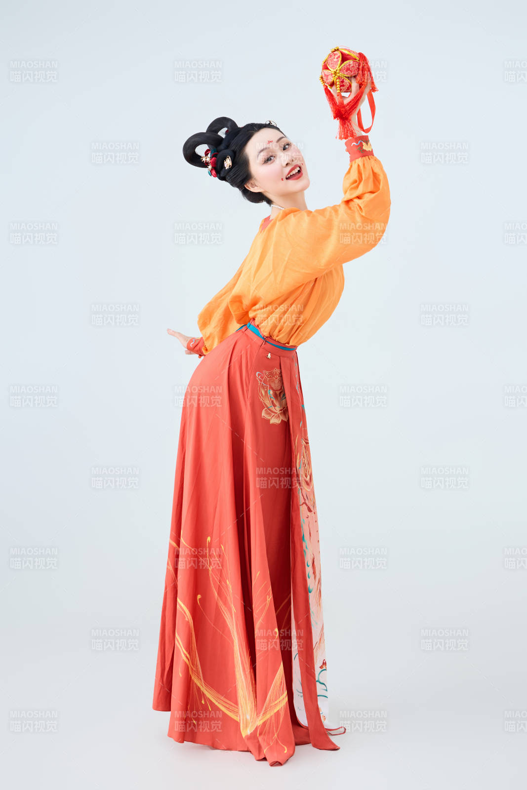 穿著古代唐朝服飾妝造表演古典舞的美麗舞者