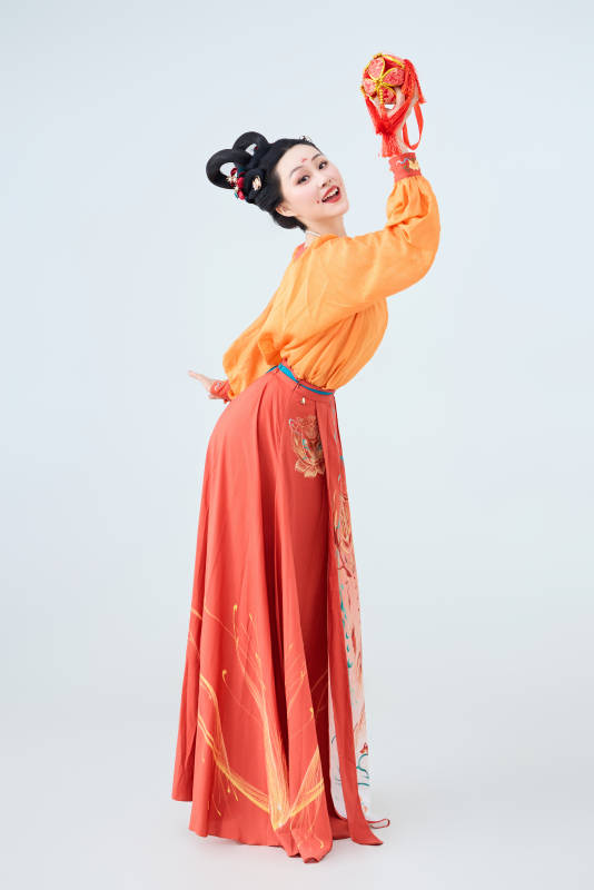 穿着古代唐朝服饰妆造表演古典舞的美丽舞者