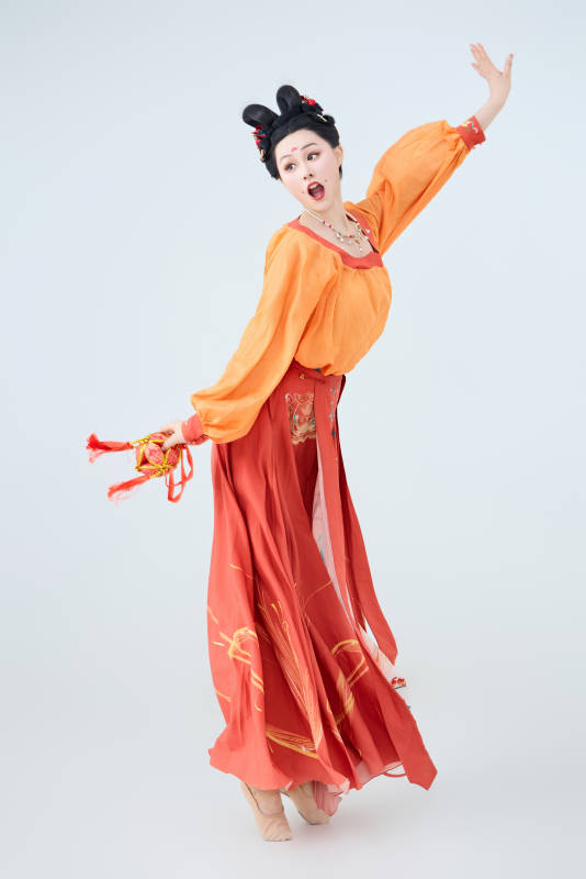 穿着古代唐朝服饰妆造表演古典舞的美丽舞者