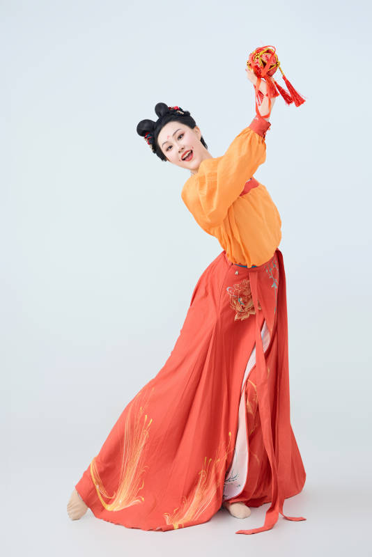 穿着古代唐朝服饰妆造表演古典舞的美丽舞者