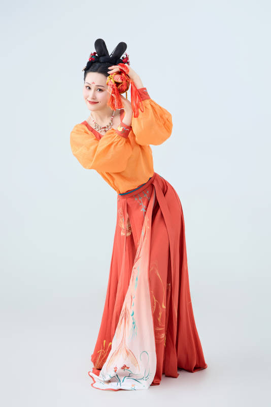 穿着古代唐朝服饰妆造表演古典舞的美丽舞者