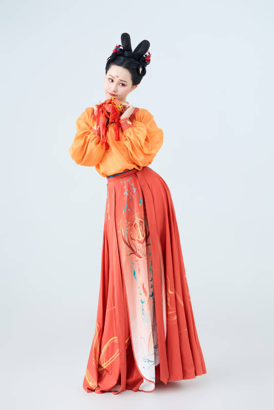 穿着古代唐朝服饰妆造表演古典舞的美丽舞者