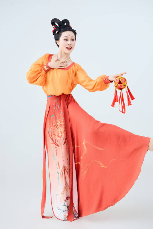 穿着古代唐朝服饰妆造表演古典舞的美丽舞者