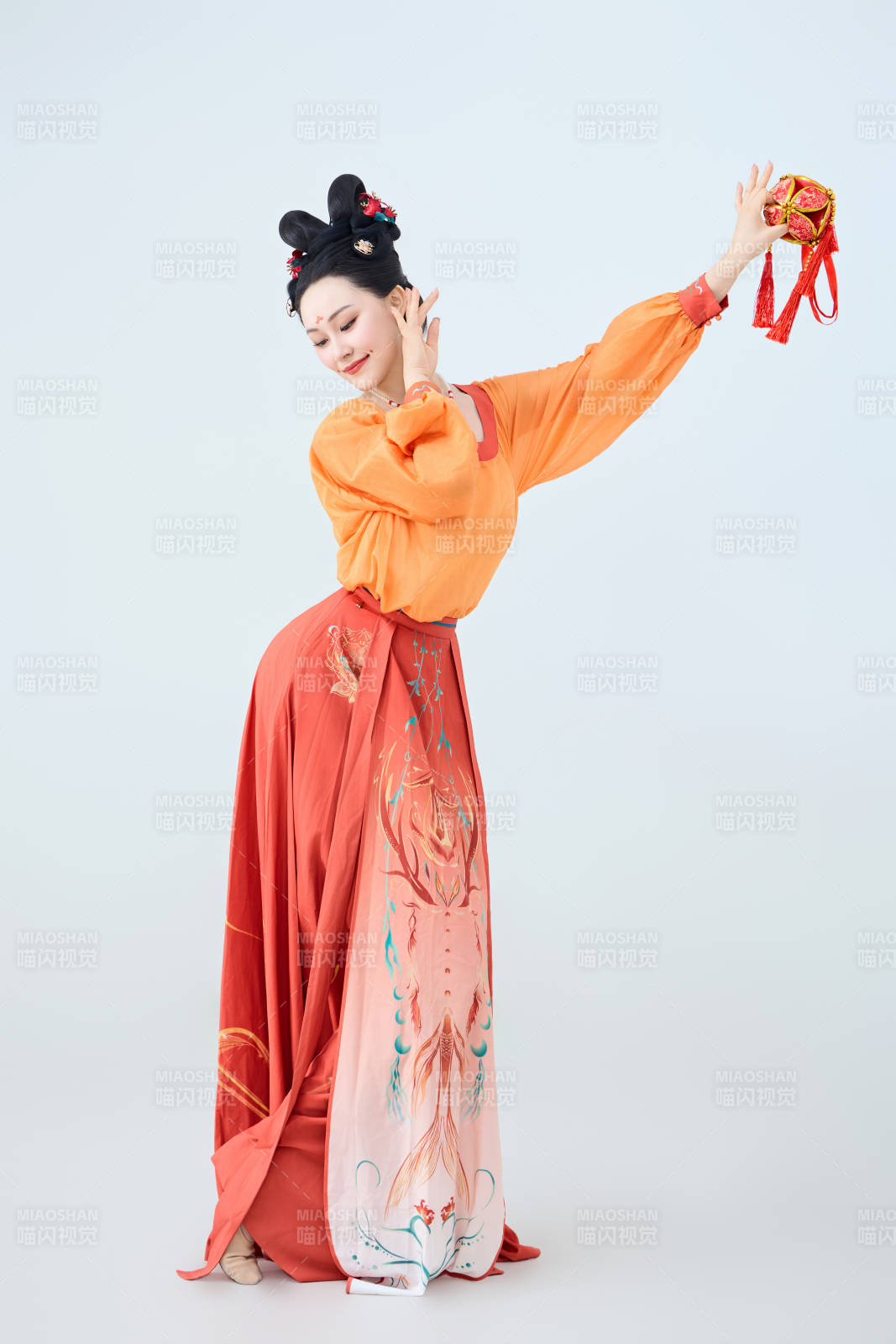 穿着古代唐朝服饰妆造表演古典舞的美丽舞者