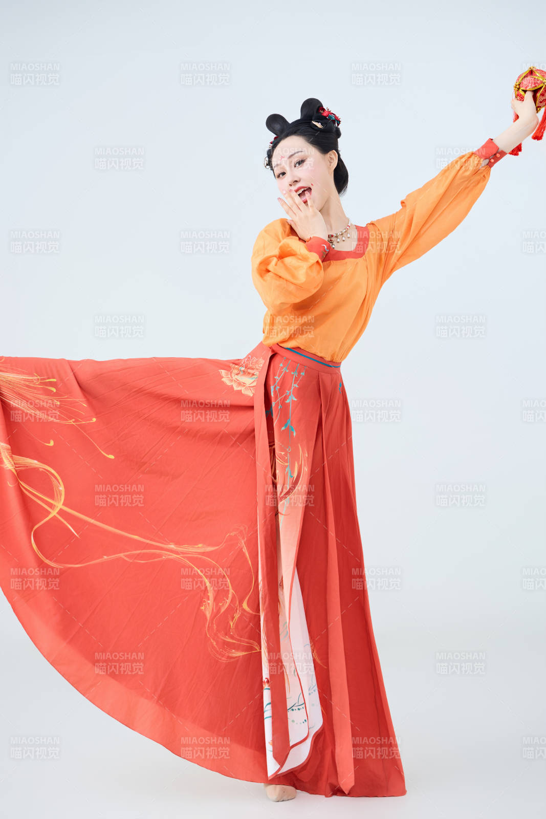 穿着古代唐朝服饰妆造表演古典舞的美丽舞者