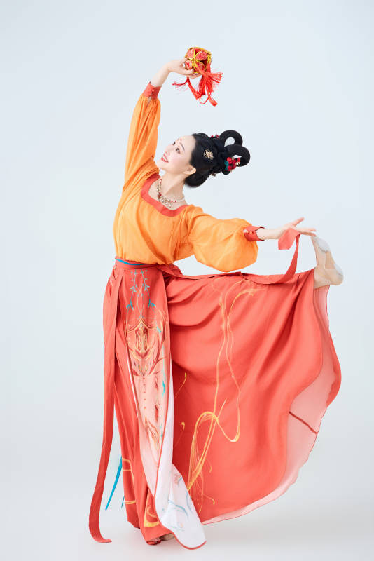 穿着古代唐朝服饰妆造表演古典舞的美丽舞者
